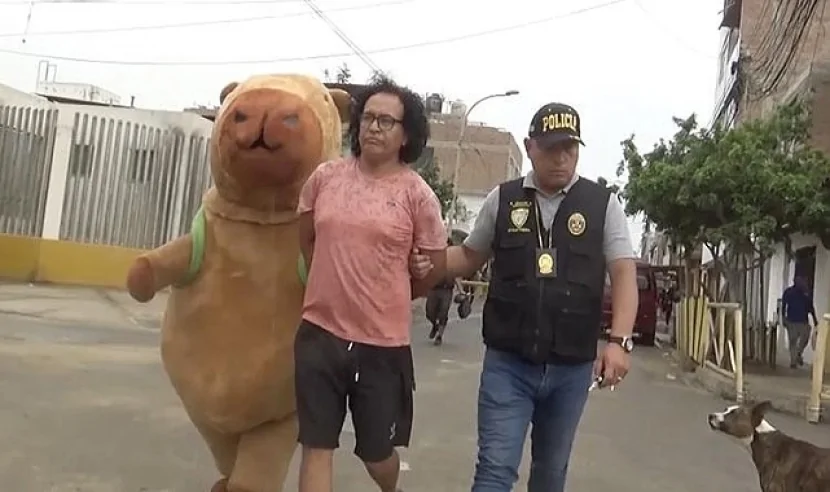 Polis şübhəli şəxsi zərərsizləşdirmək üçün görün NƏ ETDİ - VİDEO