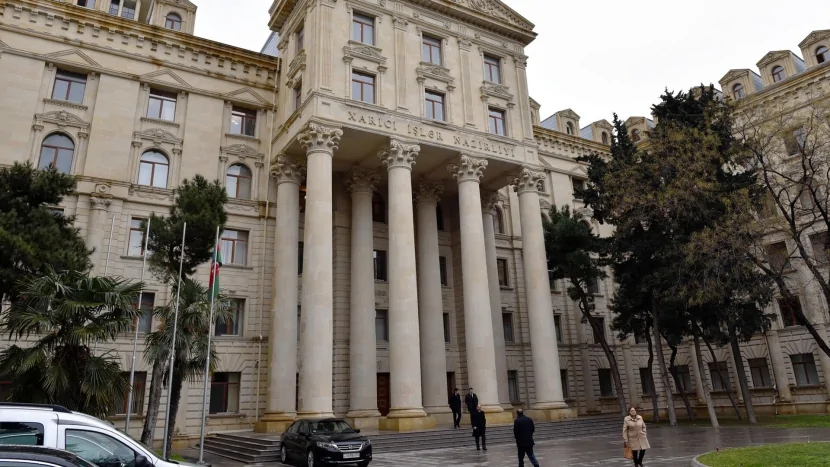 XİN Qambiyanı Milli Günü münasibətilə təbrik etdi