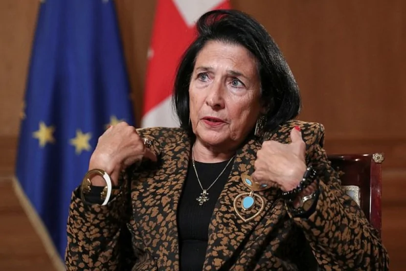 Zurabişvili özündən çıxdı: Hava limanına yumurta ATDI