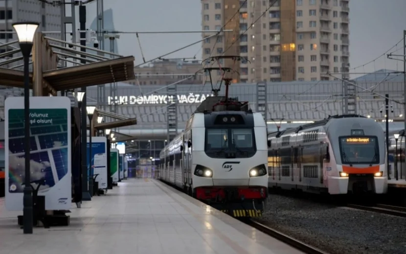 Qatarda ödəniş etmədən gedən sərnişinlər cərimə ediləcək