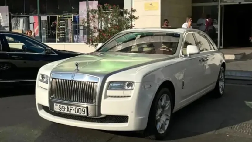 Bakıda 375 minlik \"Rolls Royce\" hərraca çıxarıldı
