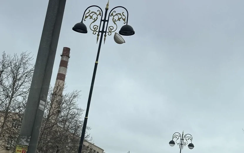 Paytaxtda işıq dirəyi təhlükə YARATDI: FOTO
