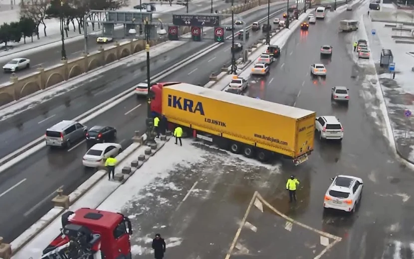 Yollar buz bağladı: Mərkəzi prospektdə QƏZA