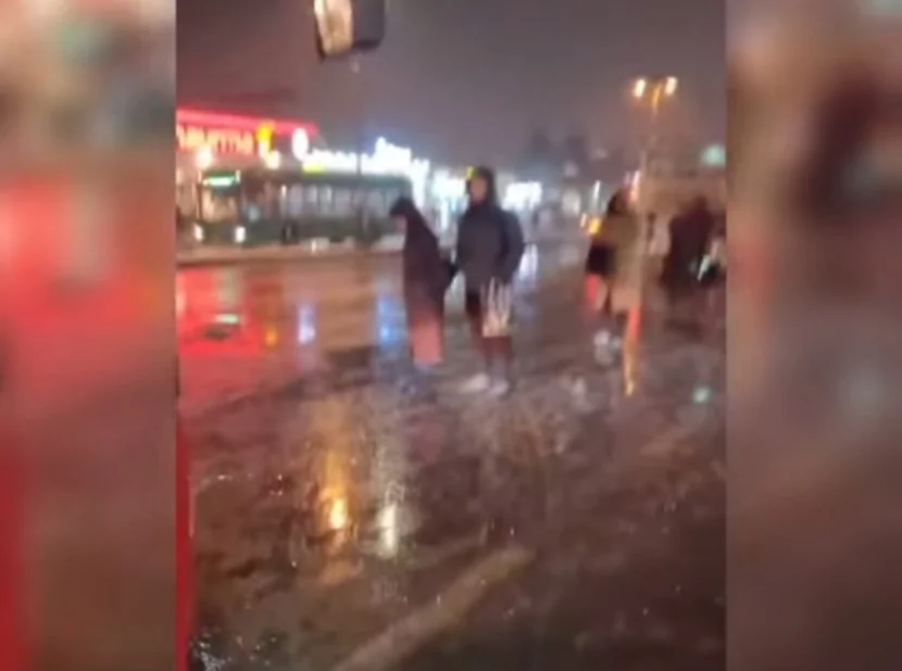 Qarlı havada avtobusdan düşürülən sərnişinlər - VİDEO