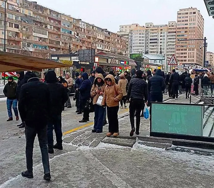Xırdalanda avtobus və taksi yoxluğu: Buzlu Yollarda Qalan Sakinlər