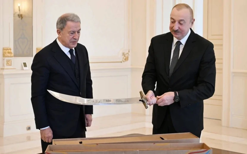 İlham Əliyevə verilən qılıncın üzərində nə yazılıb? - FOTO