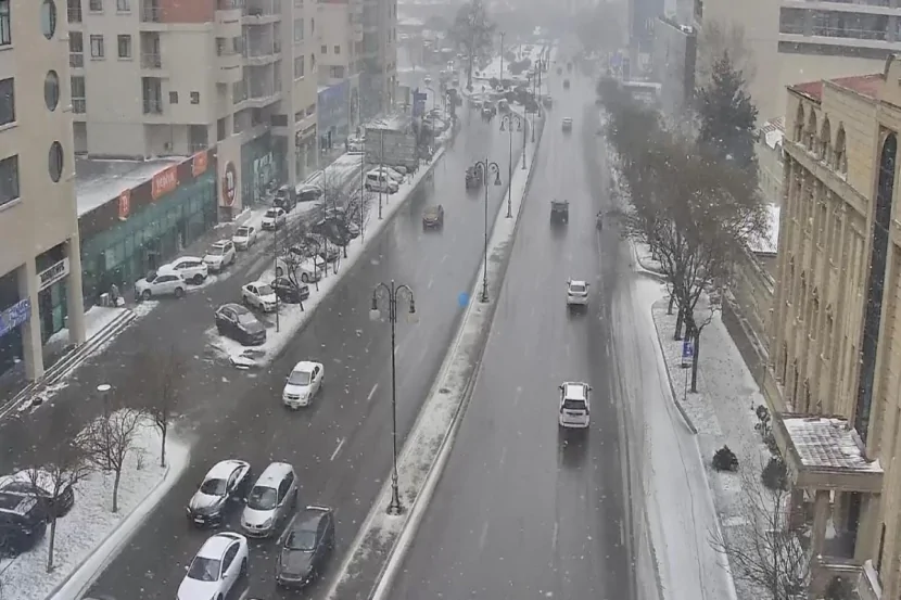 Bakı yollarındakı vəziyyətlə bağlı görüntülər yayılıb- FOTOLENT