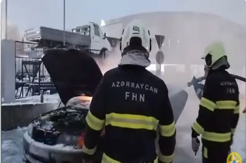 Bakı-Sumqayıt yolunda “BMW” markalı minik avtomobili yandı - VİDEO