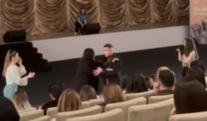 \"Bu şəhərdə\"nin konsertində \"ərini xanımla tutan qız\" tamaşadan bir hissədir