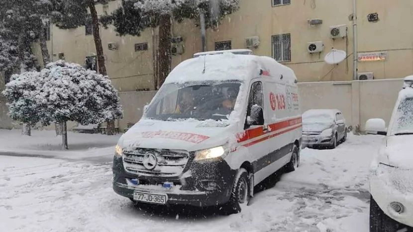 Qarlı havada  halı pisləşən yeniyetməni xəstəxanaya belə çatdırdılar -VİDEO