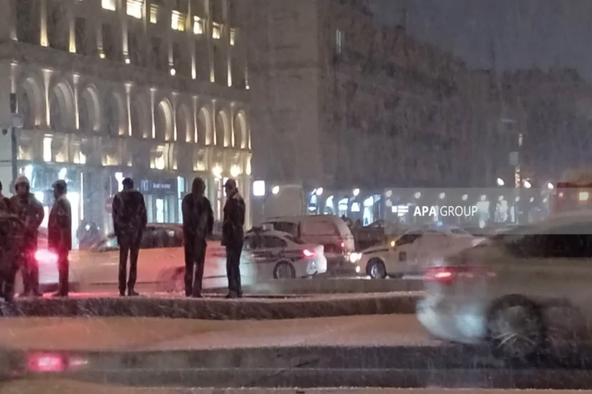 Heydər Əliyev prospektində beton arakəsmə çökdü , nəqliyyatda sıxlıq yarandı