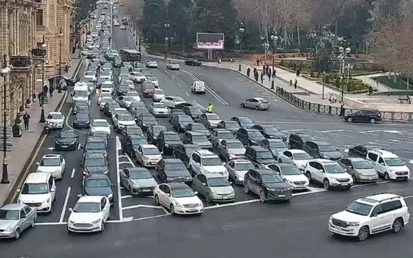 Bakının tıxaclı yolları - SİYAHI