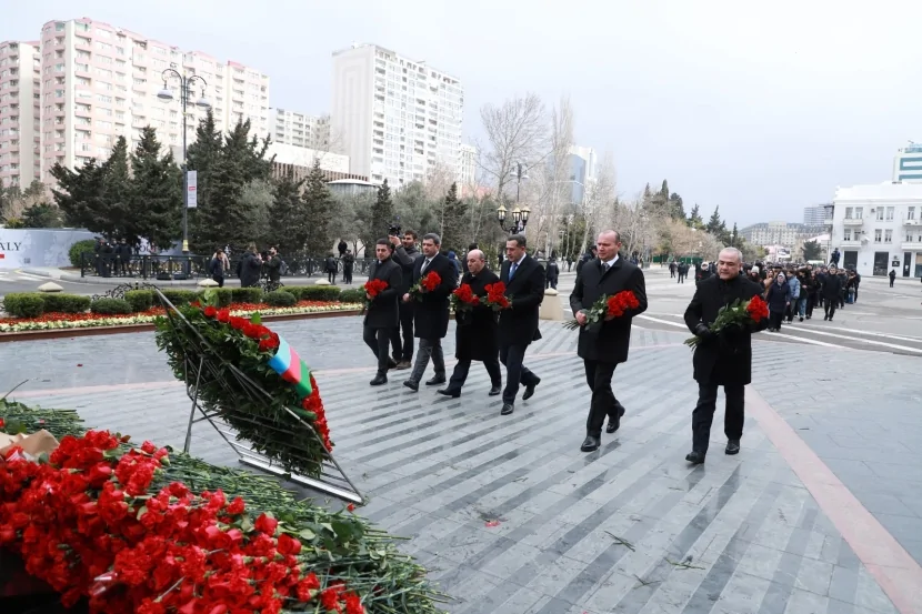 Dövlət Xidmətinin rəhbərliyi “Ana harayı” abidəsini ziyarət edib - FOTOLAR