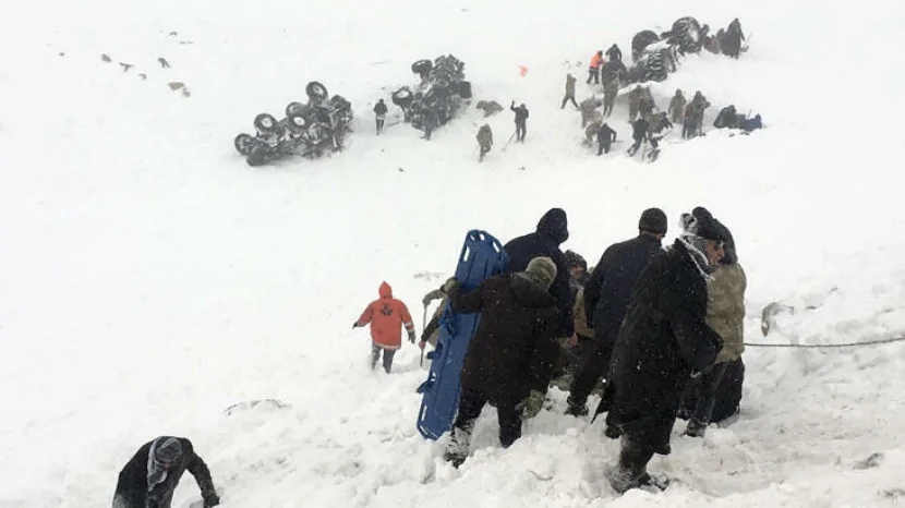 57 fəhlə qar uçqunu altında qaldı
