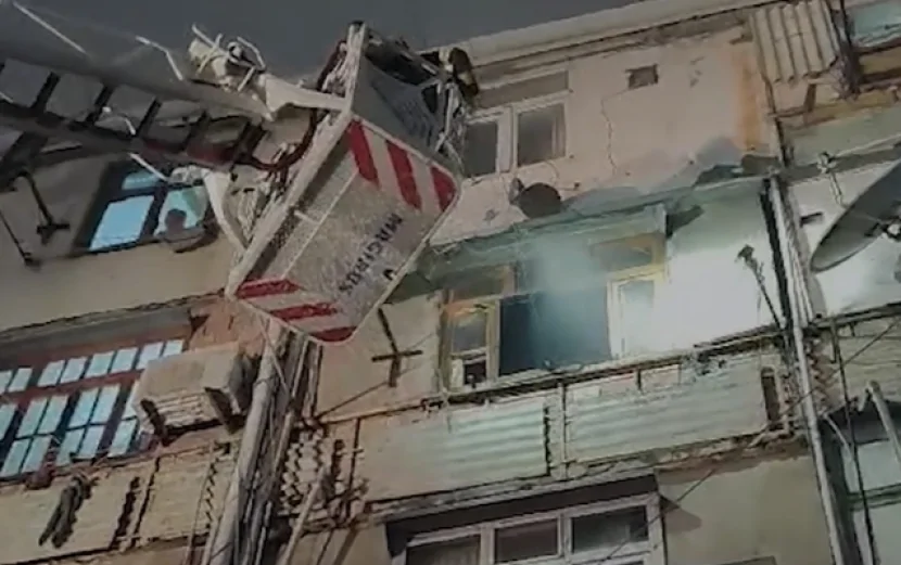 Sumqayıtda yaşayış binasında yanğın - Video