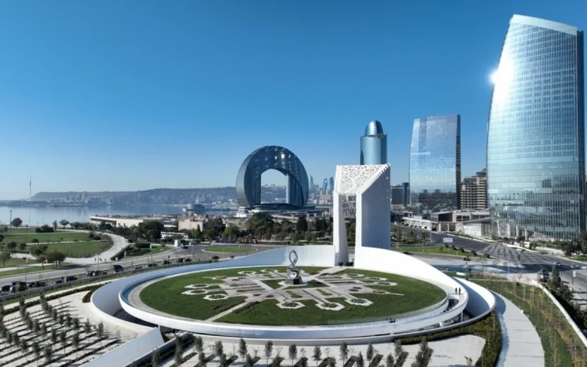 Oljas Bektenov Bakıda Zəfər parkını ziyarət etdi