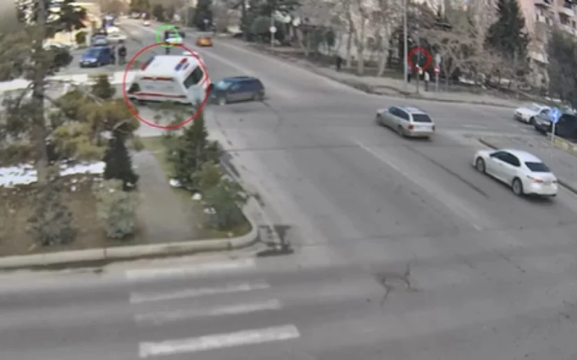Yol hərəkəti qaydalarına əməl etməyən Təcili Tibbi Yardım avtomobili qəza törətdi
