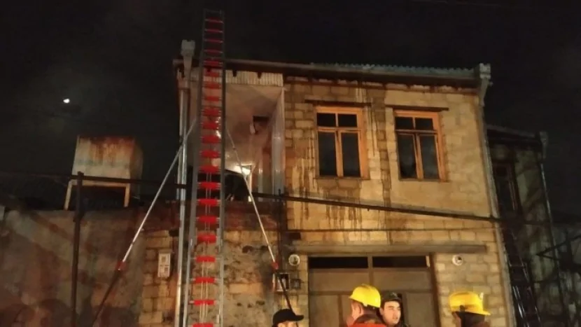 Sumqayıtda 2 mərtəbəli evdə yanğın