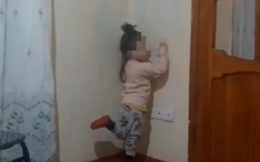 İşgəncəyə məruz qalan azyaşlı anasından alındı
