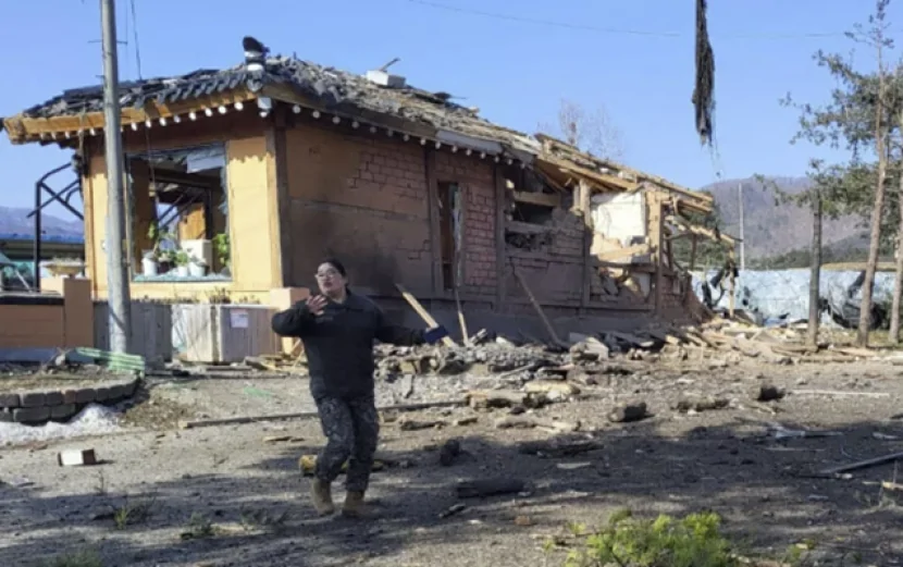 Koreyada qırıcı səhvən şəhəri bombaladı: 15 yaralı - Video