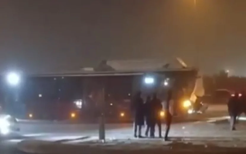 \"BakuBus\" yük avtomobilinə çırpıldı - VİDEO