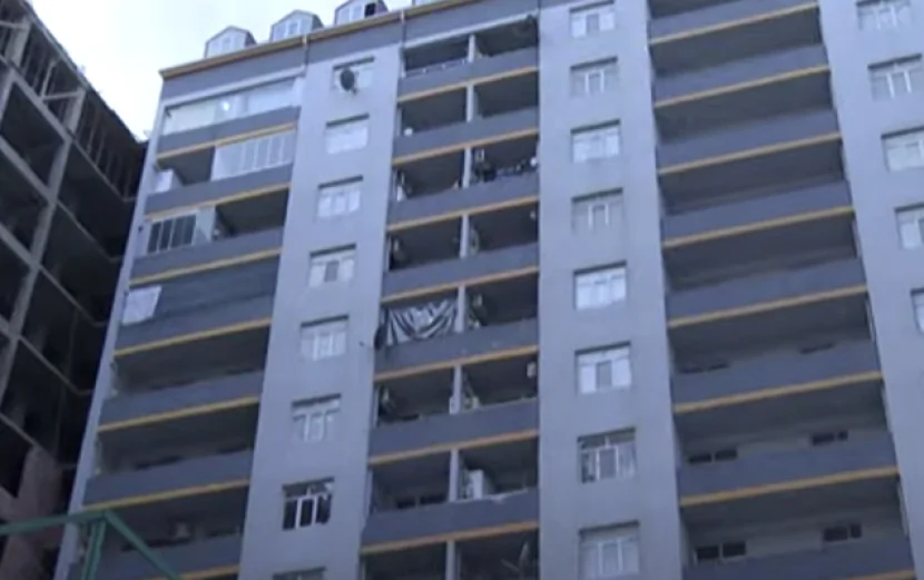 Bakıda 13 yaşlı oğlan eyvandan yıxılıb ÖLDÜ
