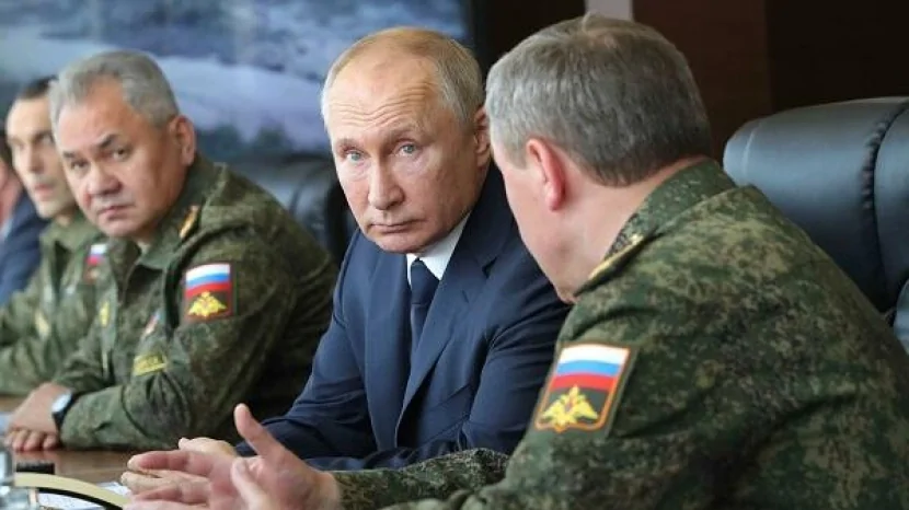Putin Kurska getdi, müşavirə keçirdi