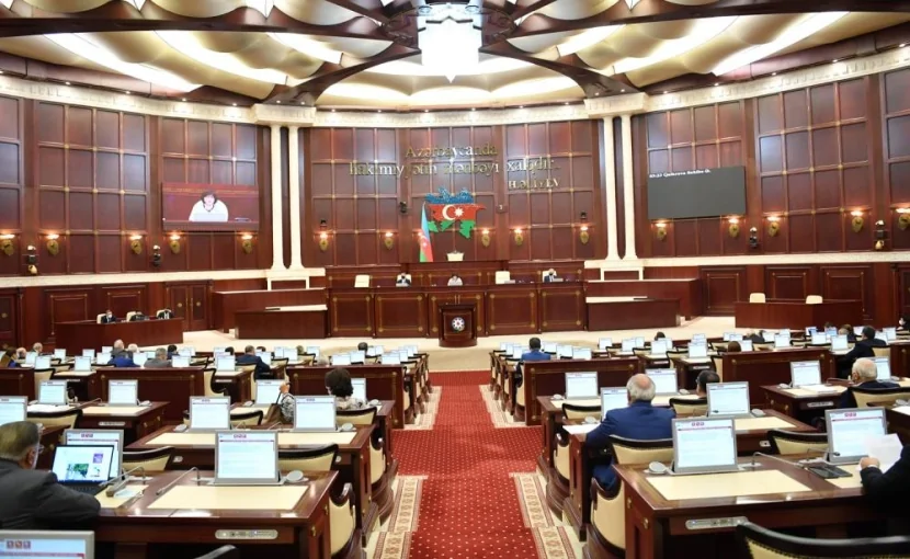 Deputatlar hökumətin hesabatına görə  TOPLAŞIR