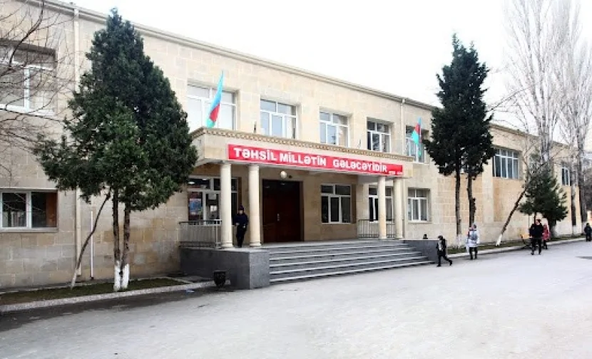 Bakıda zəlzələ HƏYƏCANI: Valideynlər məktəbə gəldi - FOTO