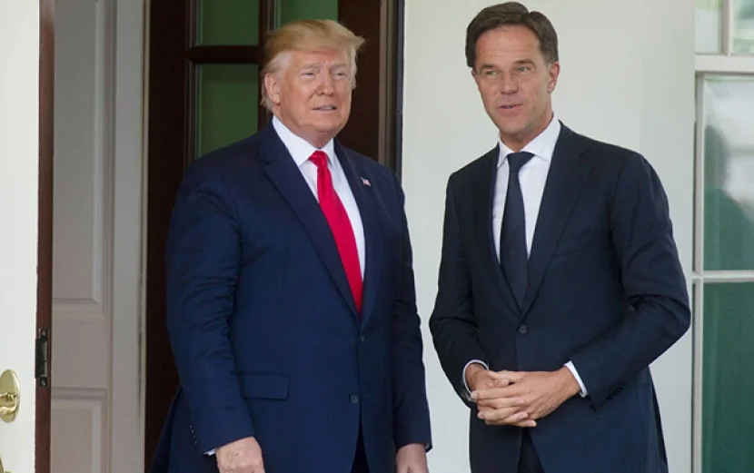 Rutte Trampla birlikdə Baydenə gülüb
