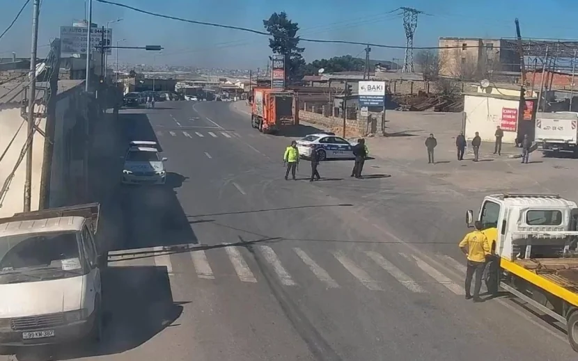 Bakıda yük avtomobili aşdı, yol bağlandı - FOTOLAR