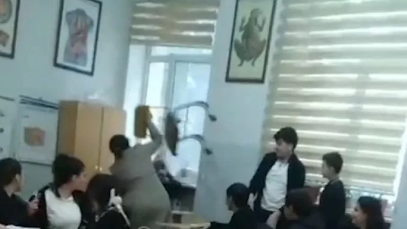 Lənkəranda DƏHŞƏT: Direktor şagirdi döyüb