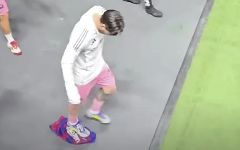 Messi “Barselona” formasını tapdaladı, tənqid edildi - Video