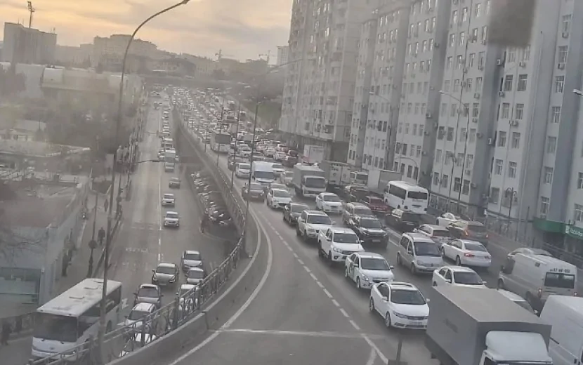 Hazırda bu yollarda sıxlıq var - SİYAHI
