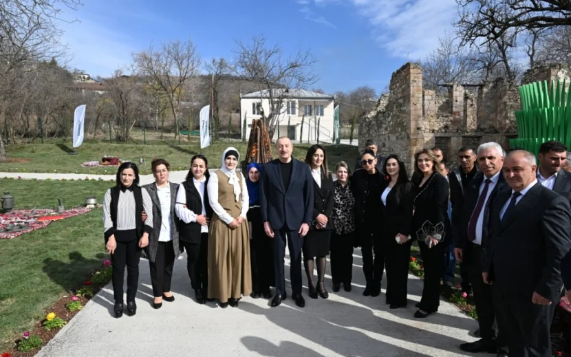 Prezidentin Həsənriz sakinləri ilə görüşündən FOTOLAR