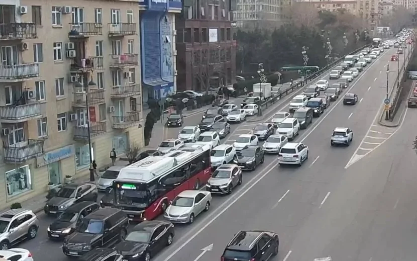 Hazırda 20 istiqamətdə tıxac var - SİYAHI