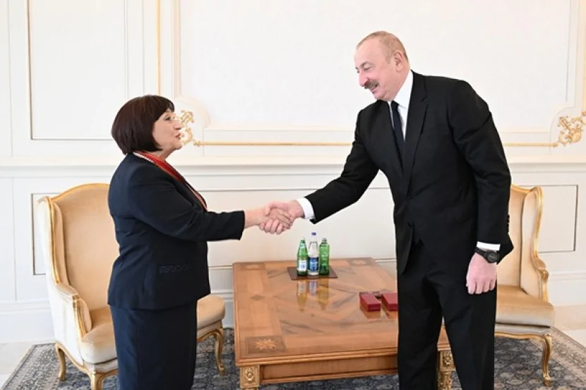 İlham Əliyev Sahibə Qafarovaya “Şərəf” ordenini təqdim etdi - YENİLƏNİB/FOTO