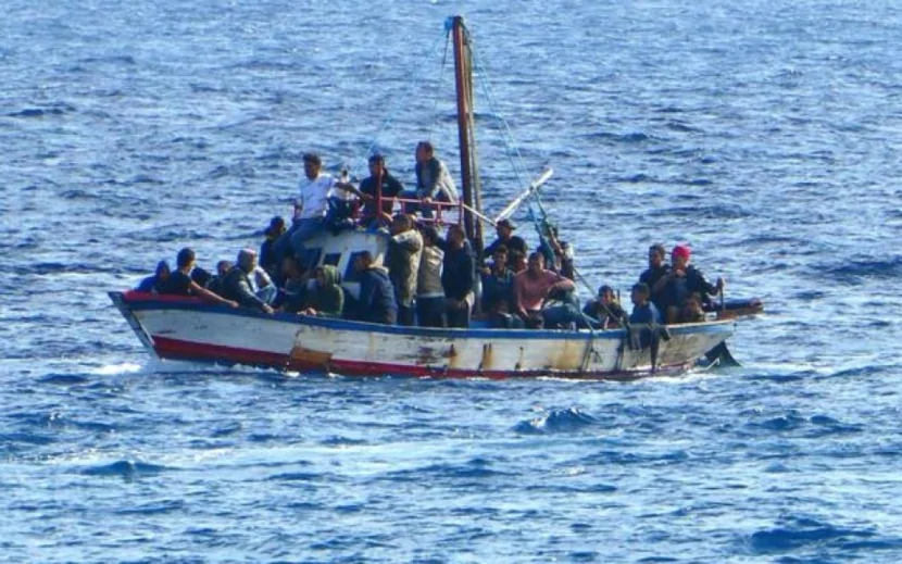 İtaliyada miqrantları daşıyan qayıq batıb, ölənlər var