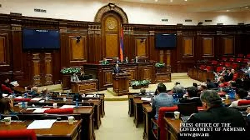 Ermənistan parlamentində gərgin anlar - Əraziyə hərbçilər göndərildi
