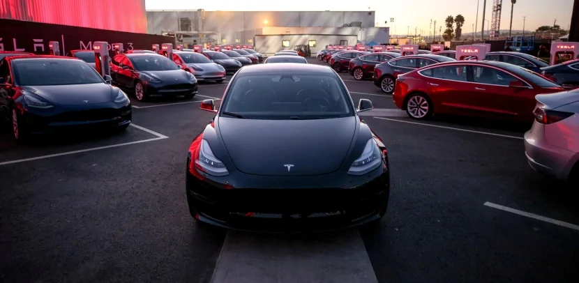 Almaniyada \"Tesla\" avtomobilləri yandı