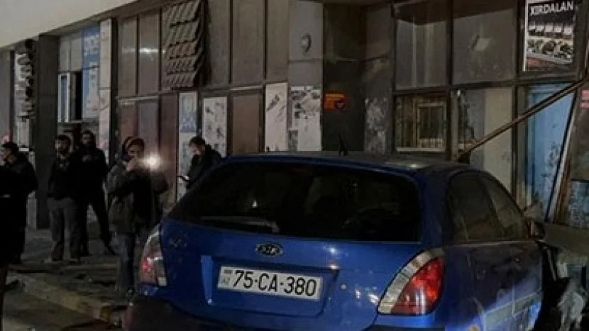 Avtomobil mağazaya çırpıldı: 1 ölü, 2 yaralı - Foto