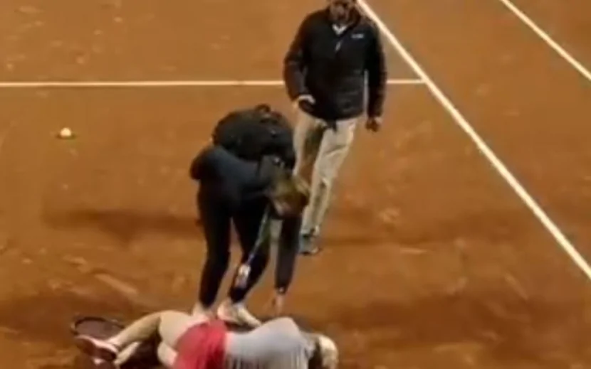 Britaniyalı tennisçi oyun zamanı huşunu itirdi