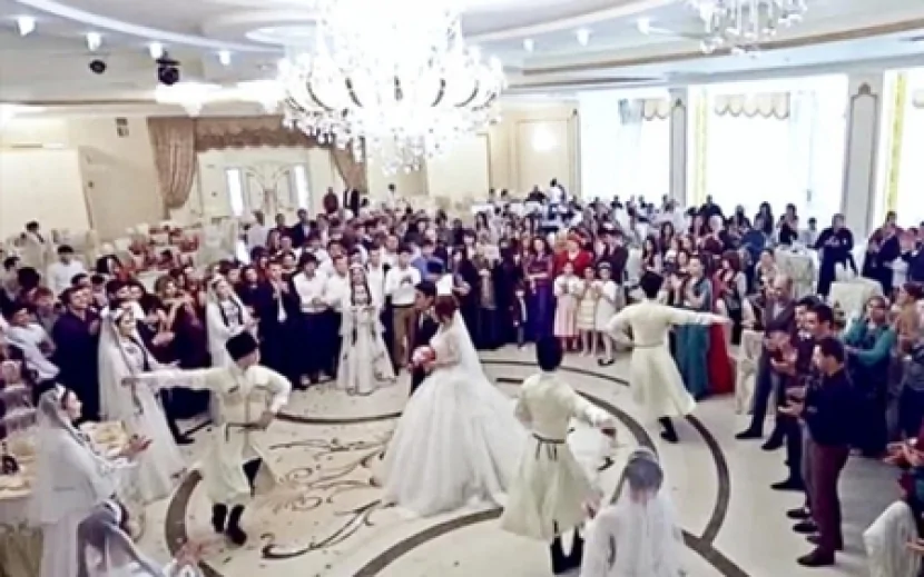 Azərbaycanda toyda KÜTLƏVİ DAVA