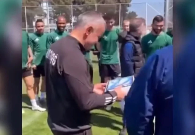 Futbolçuları Qurbanova yeni planşet aldı - VİDEO