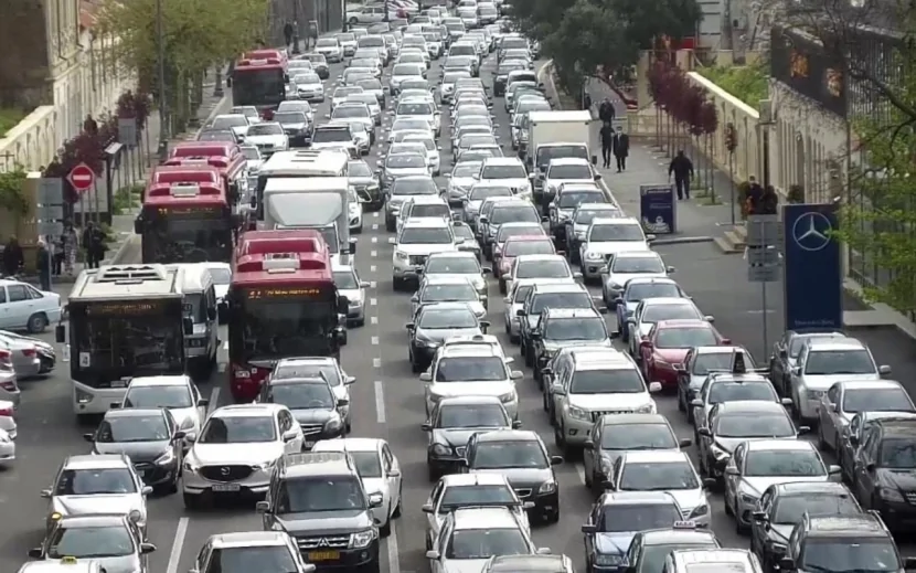 Yeni həftəyə tıxacla başlayan yollar