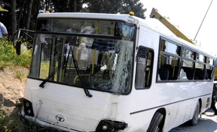 Bakıda sərnişin avtobusu hasara çırpıldı - FOTO/VİDEO