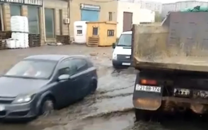 Yağışdan sonra Xırdalanda kanalizasiya xətləri daşdı - Video