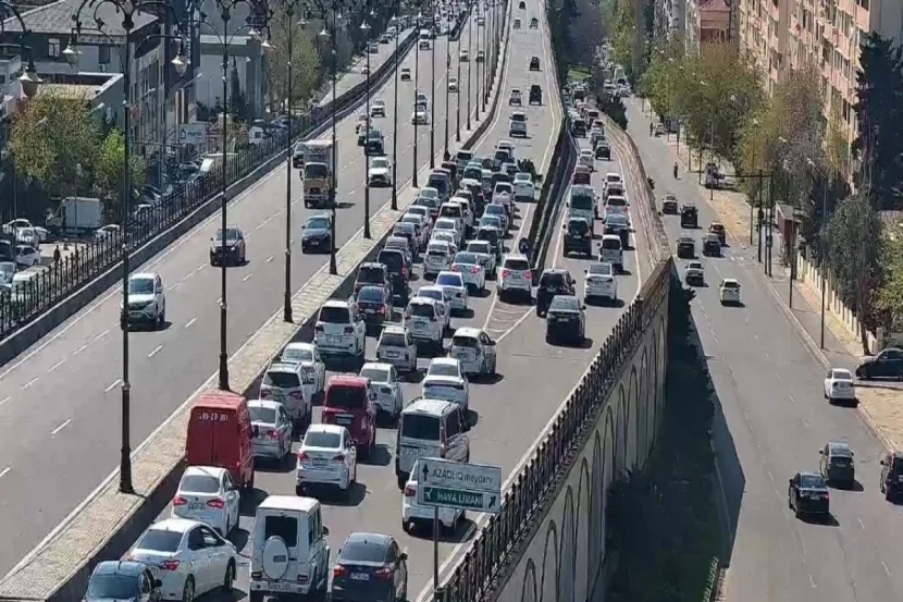 Bakıda maşın yolda qaldı, SIXLIQ YARANDI