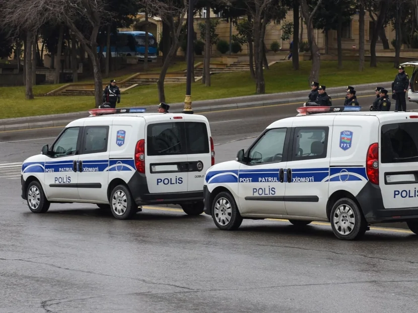Bakıda güclü yanğın: Polis cəlb edildi, yol bağlandı - FOTO