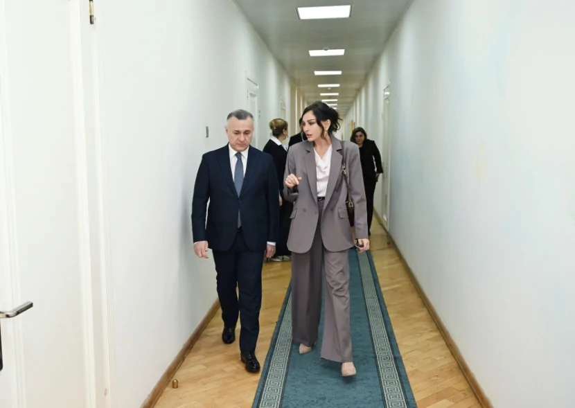 Mehriban Əliyeva qızı ilə körpələr evində - FOTOLAR